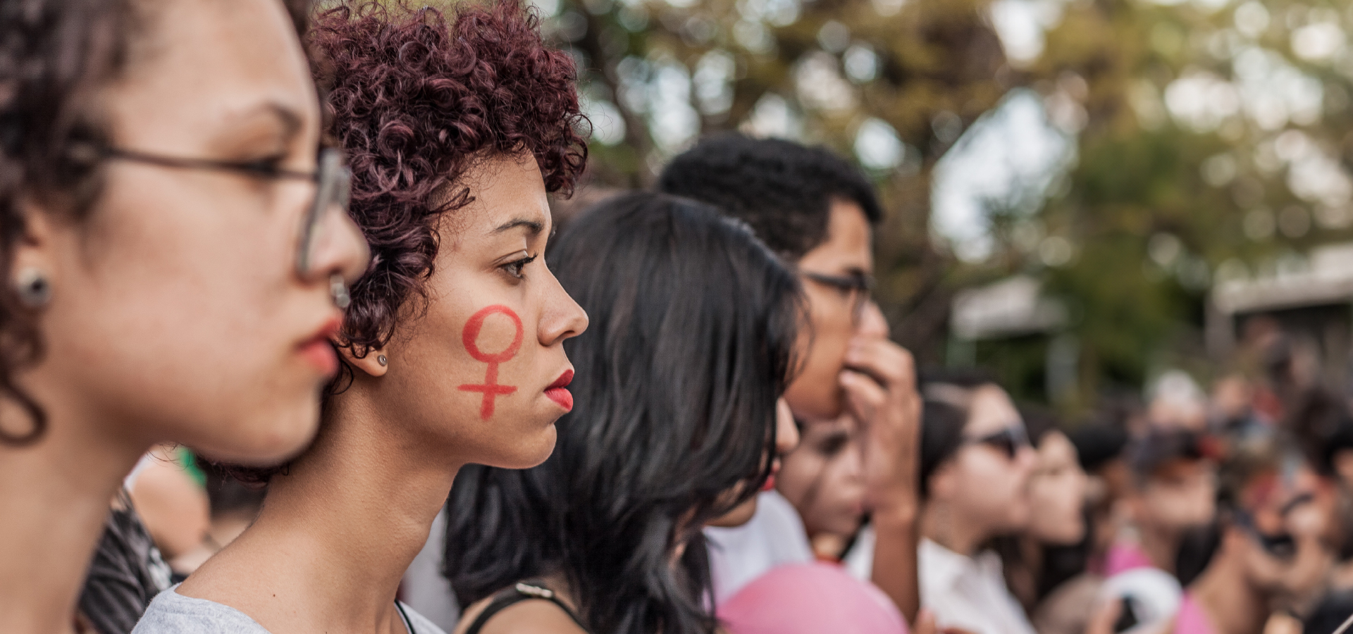 In occasione del 25 novembre, vogliamo stringerci intorno alle donne vittime di violenza e ricordare loro che non sono sole.