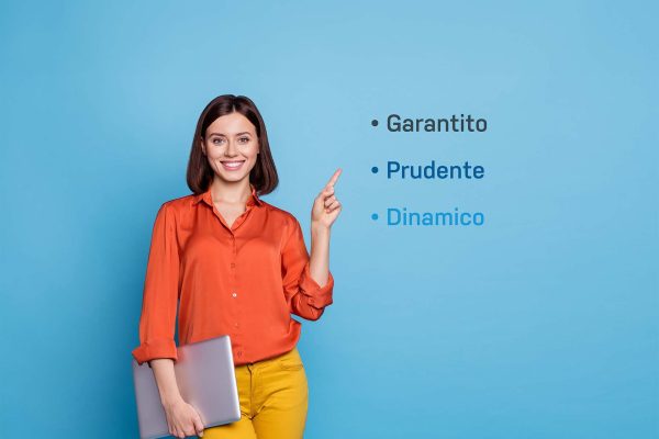 Donna sorridente con laptop in mano indica tre opzioni di investimento su sfondo blu: Garantito, Prudente, Dinamico.