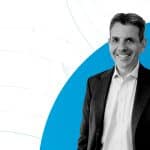 Il Presidente del Fondo, Claudio Varani, in primo piano su sfondo grafico con satelliti e archi blu