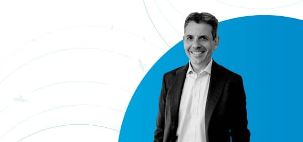 Il Presidente del Fondo, Claudio Varani, in primo piano su sfondo grafico con satelliti e archi blu