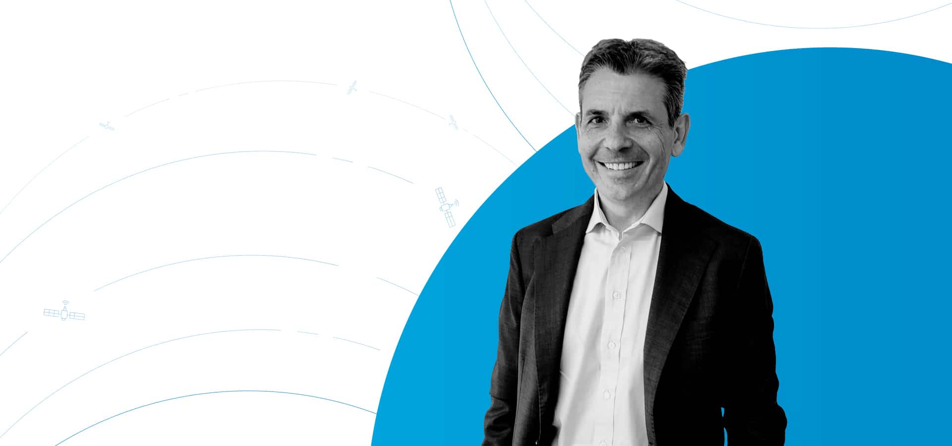 Il Presidente del Fondo, Claudio Varani, in primo piano su sfondo grafico con satelliti e archi blu