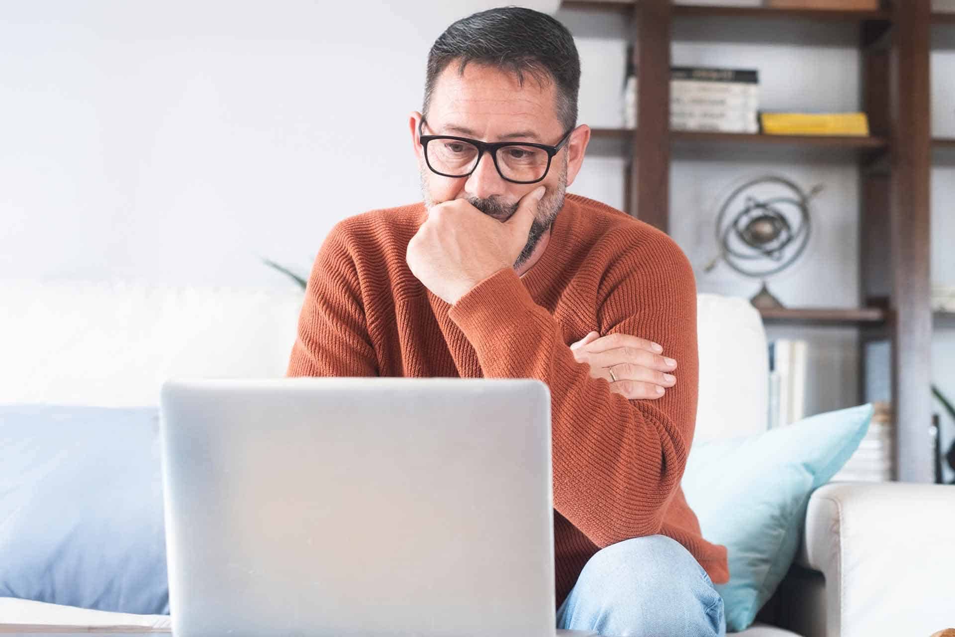 lavoratore in cassa integrazione che si pone domande sul proprio fondo pensione