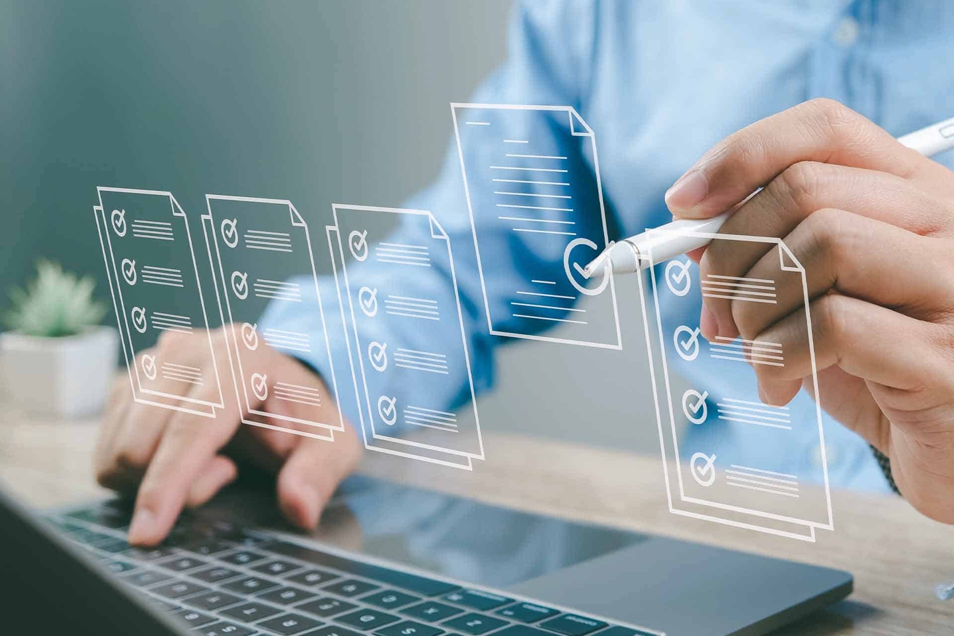Una mano che usa una penna digitale per spuntare una checklist virtuale di documenti, a rappresentare i documenti necessari per richiedere un'anticipazione al Fondo Telemaco.