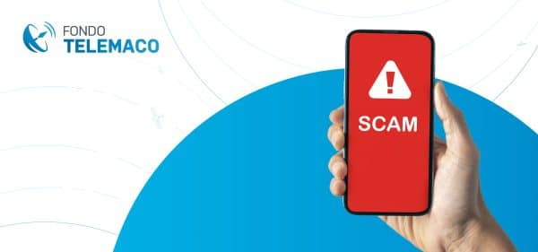 Visual di allerta di Fondo Telemaco che mostra una mano con uno smartphone. Sullo schermo rosso del telefono compare un'icona di pericolo e la scritta "SCAM".