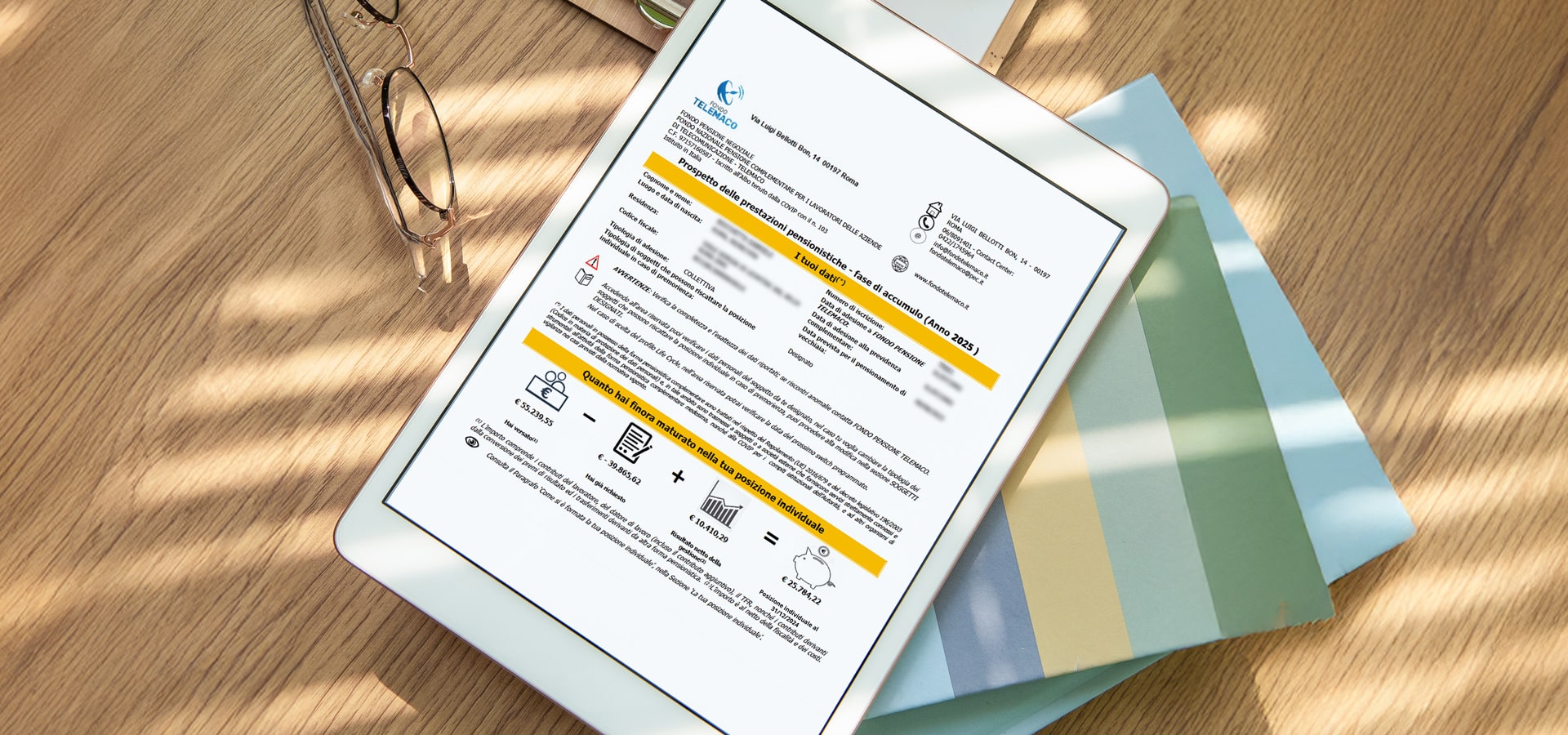 Tablet su una scrivania in legno che mostra a schermo il Prospetto delle prestazioni pensionistiche 2025 di Fondo Telemaco.