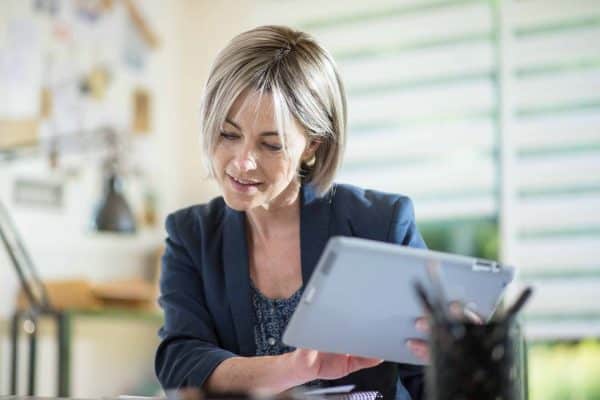 Professionista che consulta dati digitali su tablet per studiare l'evoluzione del sistema previdenziale italiano.